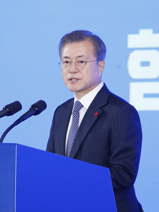 '더! 잘사는 안전한 평화로운 대한민국' 문재인 대통령이 2일 서울 여의도 중소기업중앙회 그랜드홀에서 열린 2019 기해년 신년회에서 신년 인사말을 하고 있다.  연합뉴스